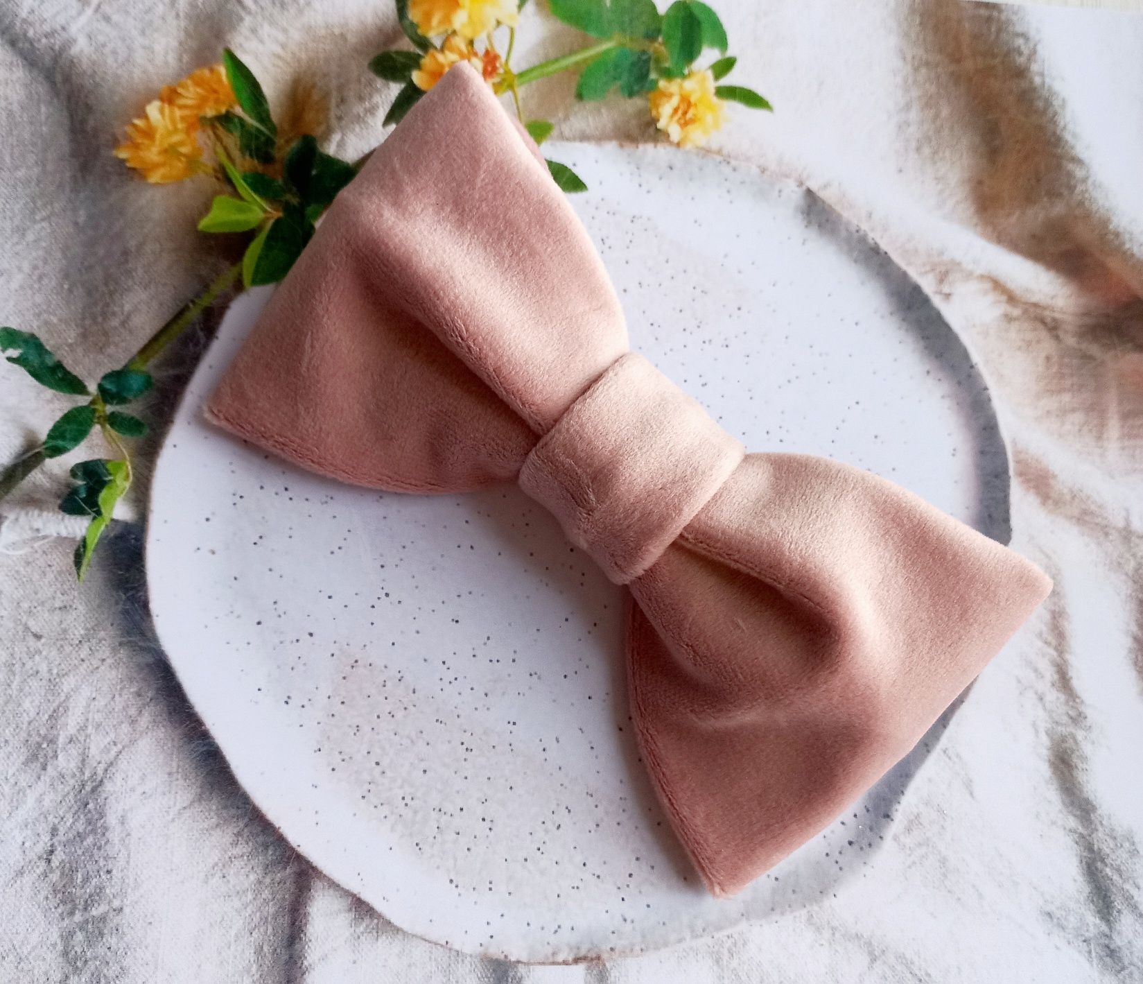 Duża aksamitna kokarda.
W różnych kolorach.
Wielkość kokardki to 14 cm