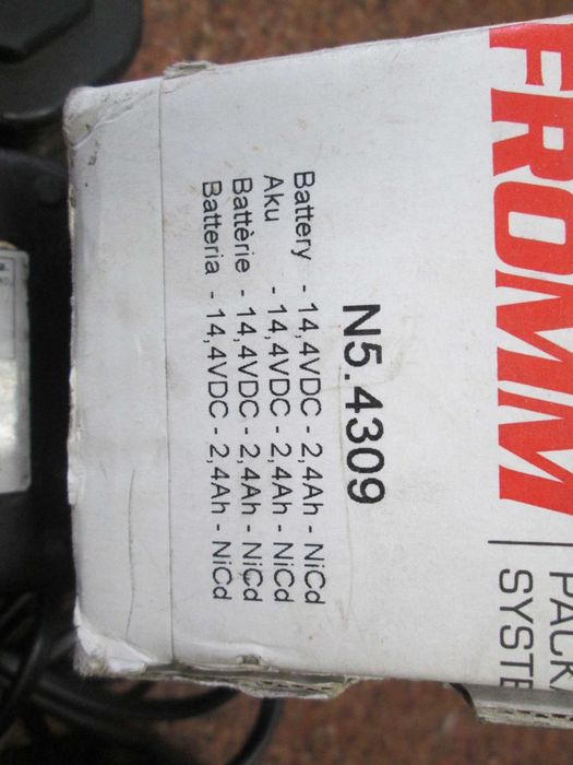 Carregador e 3 baterias para máquina de cintar FROMM USADO