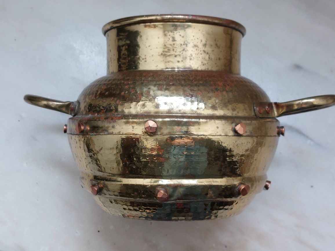 Vaso em latão com asas em ferro
