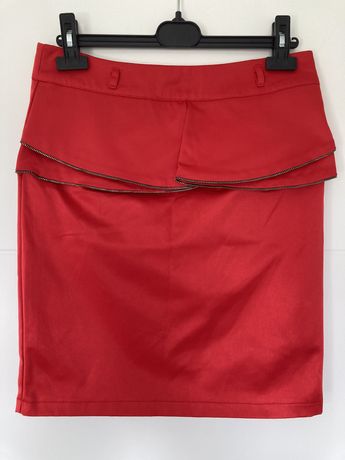 Czerwona spódnica z falbanką z przodu