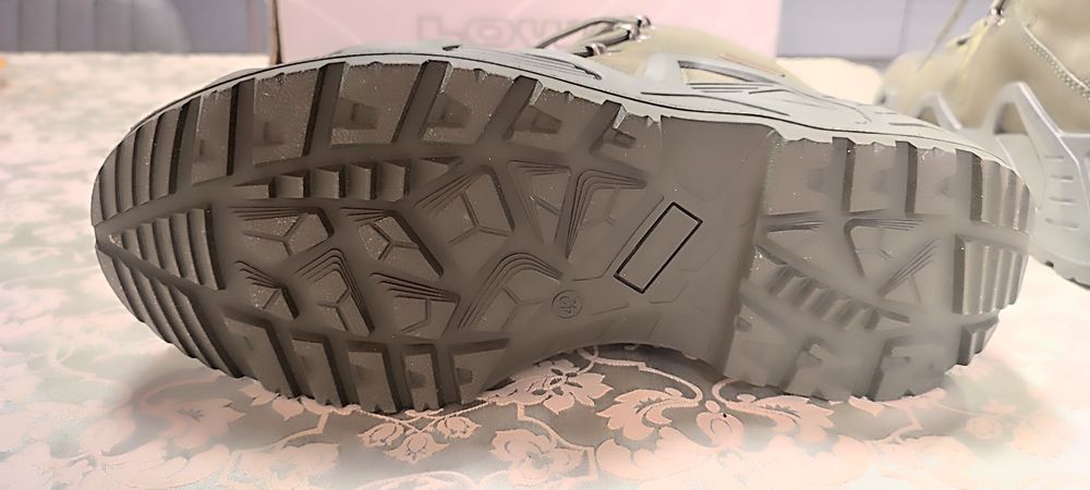 Взуття Берці Lowa 42