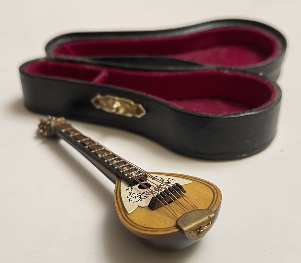 Miniaturowa mandolina gitara w futerale drewniana 10 cm