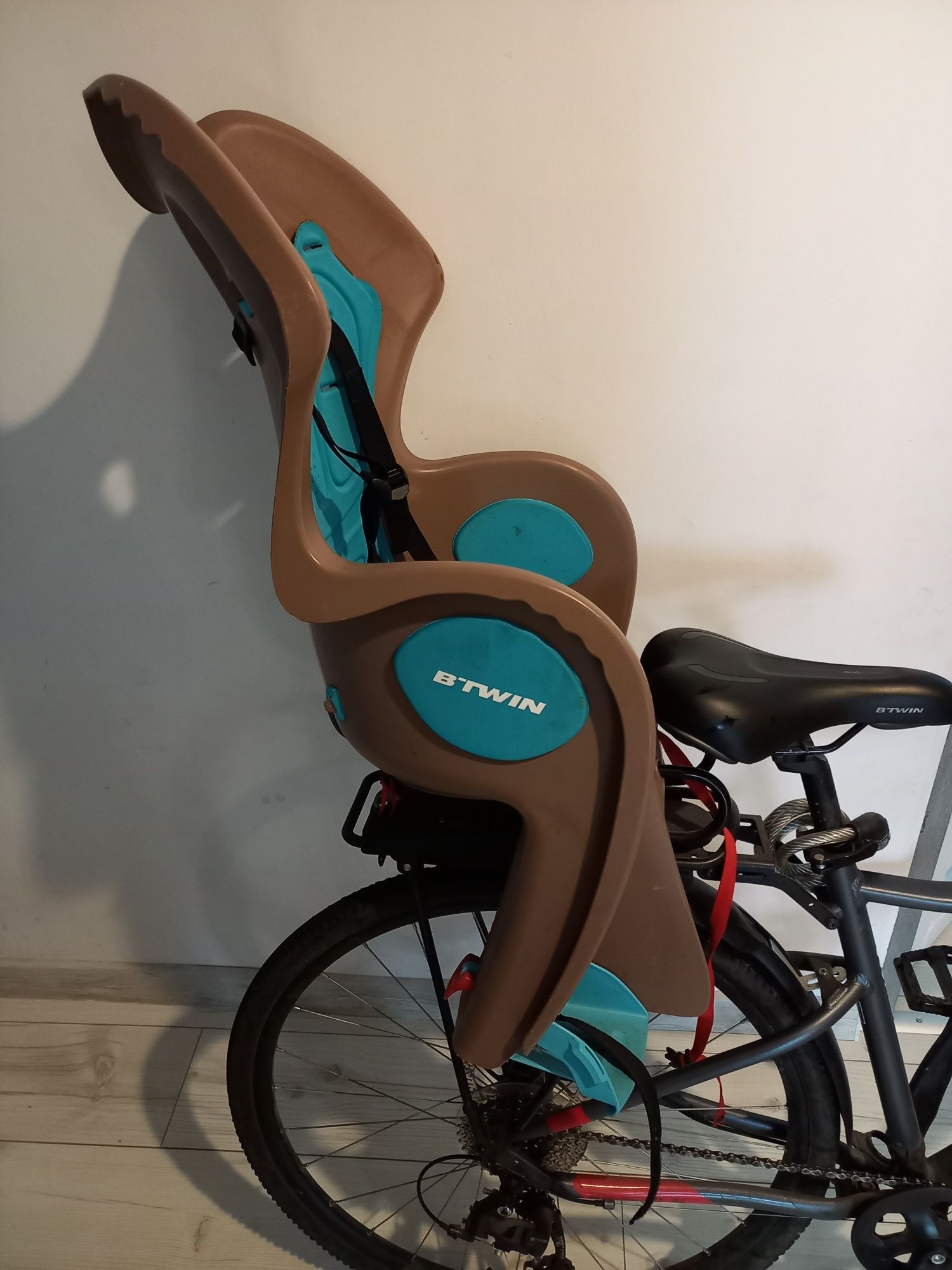 Fotelik rowerowy marki BTwin, montowany na system b-clip