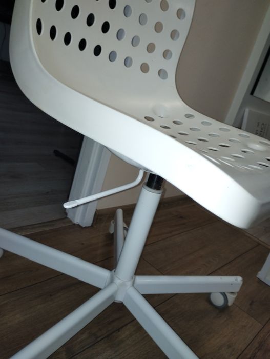 Biurko z krzesłem obrotowym IKEA