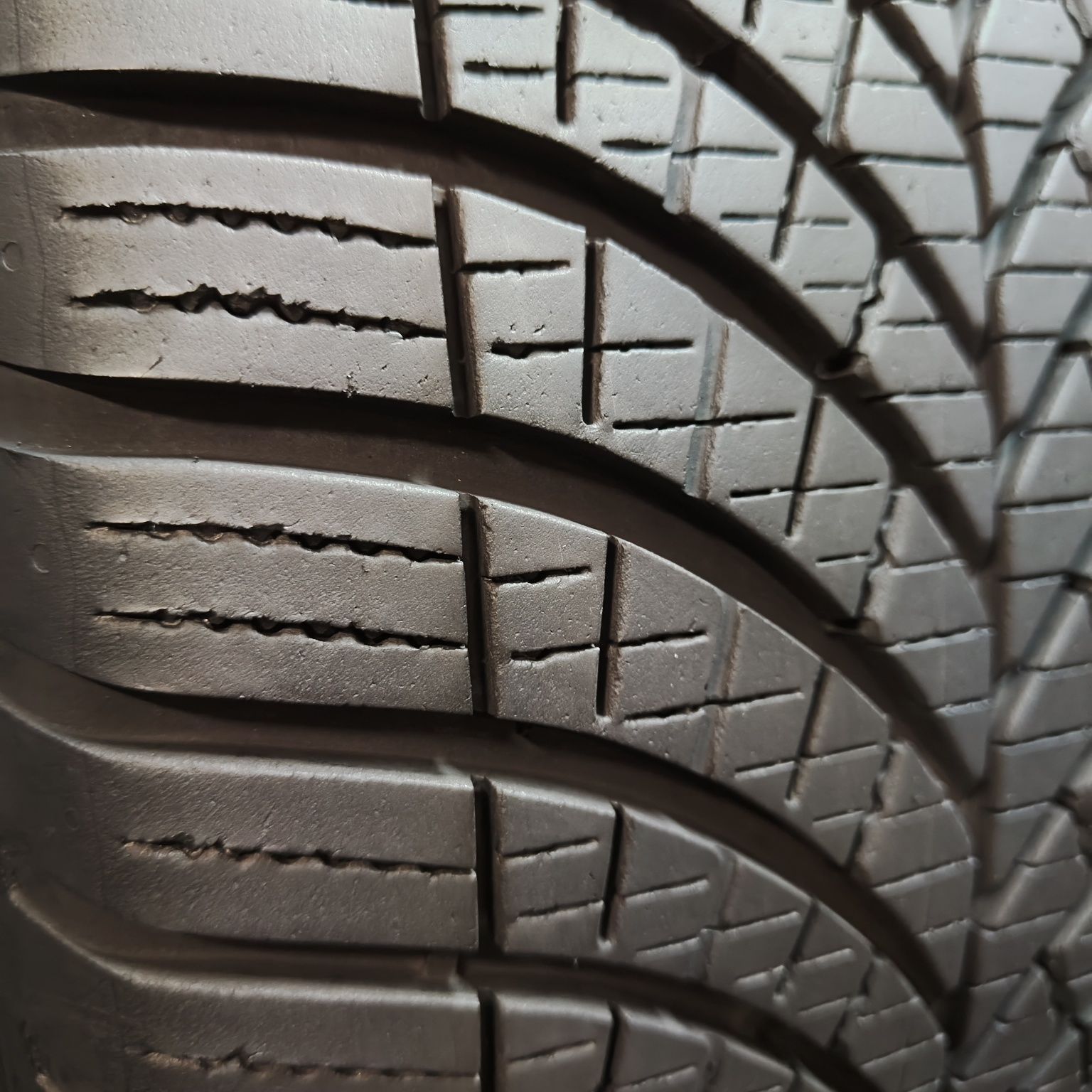 245/45/17 XL Sprzedam parę opon całorocznych Goodyear