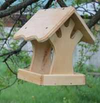 Drewniany karmnik dla ptakow