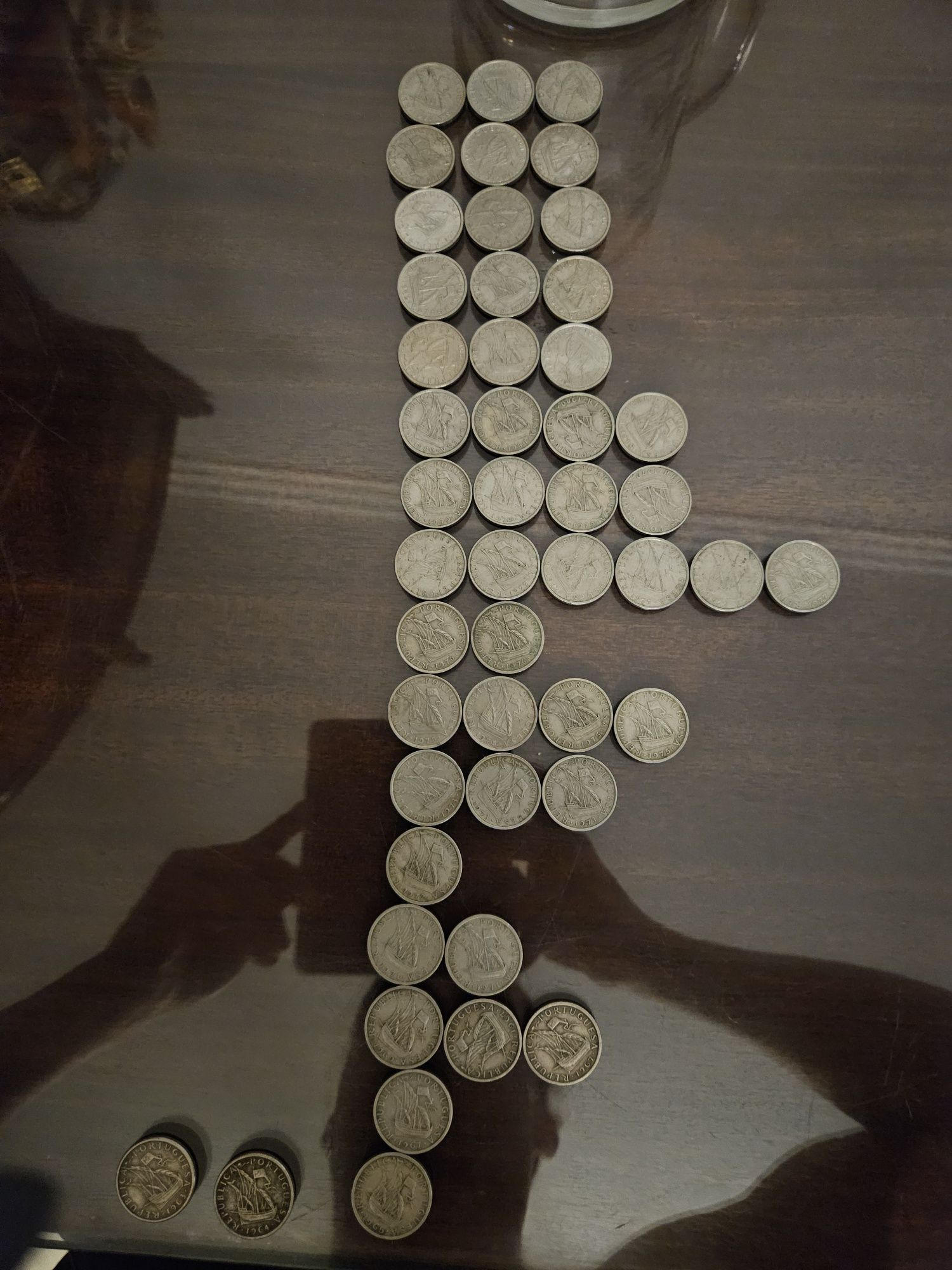 Moedas de 5 escudos dos anos entre 1963 e 1985