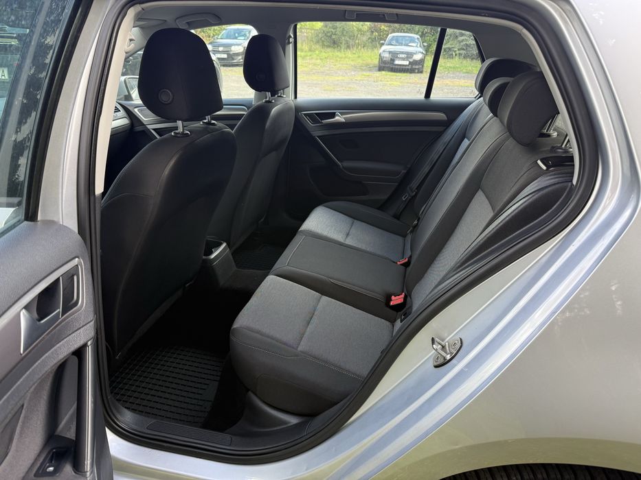 Volkswagen Golf 7, benzyna, dwa komplety kół, ważne opłaty