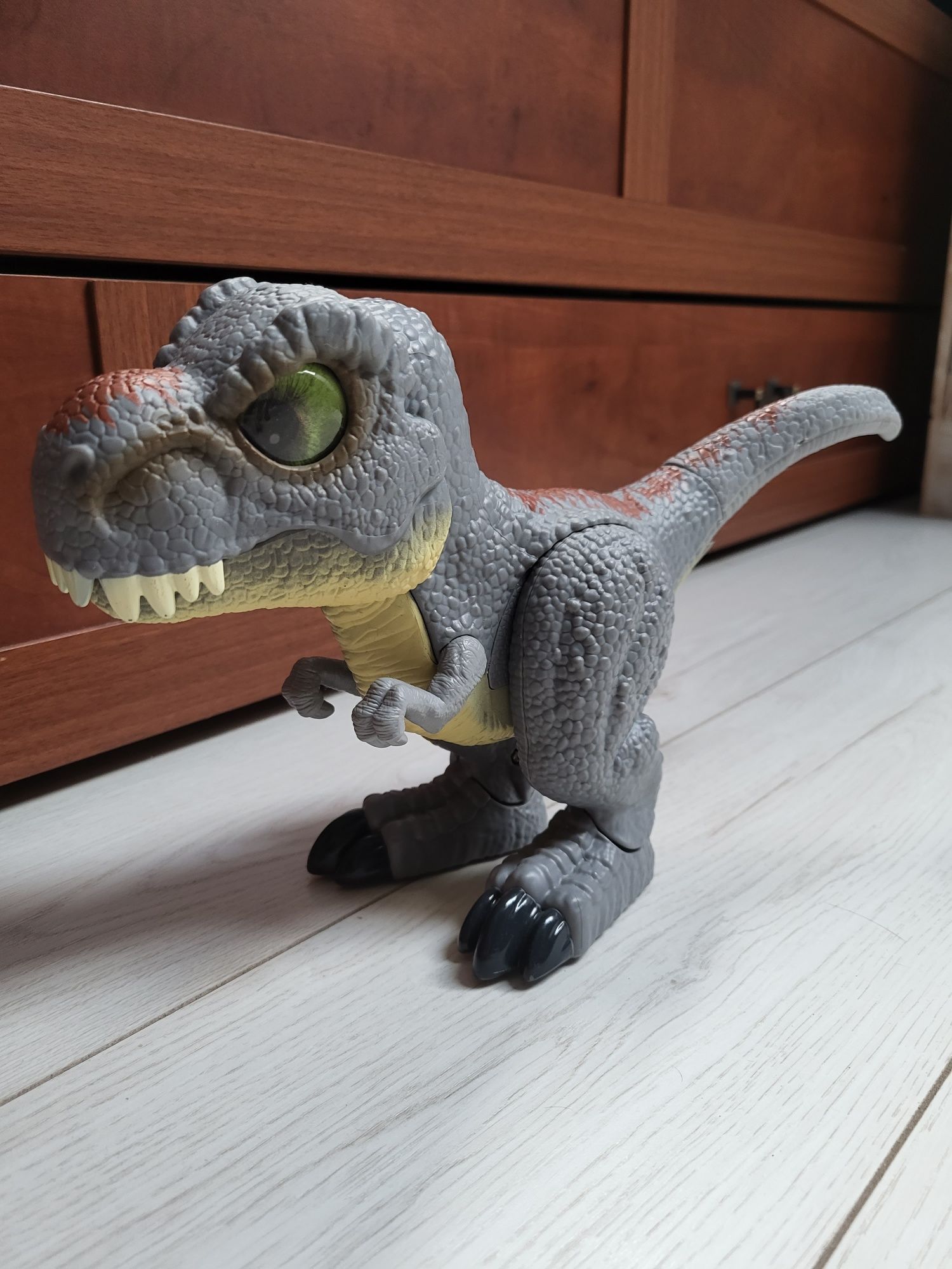 Interaktywny tyranozaur Jurassic World chodzi, wydaje dźwięki