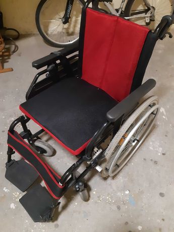 Lekki wózek inwalidzki z łamanym oparciem i odpinaną tapicerką Vitea