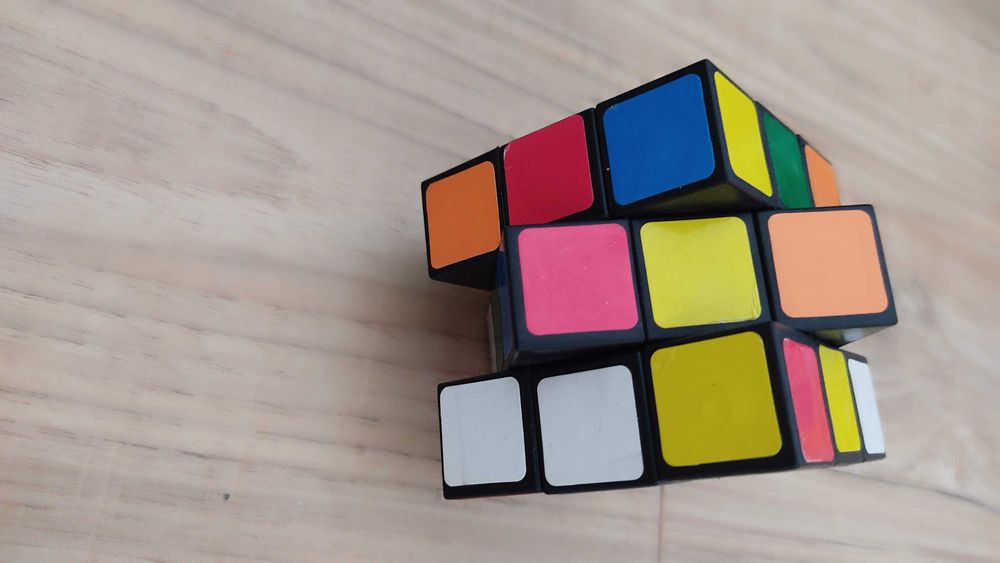 Cubo mágico. Medidas 6,5 cm x 6,5 cm