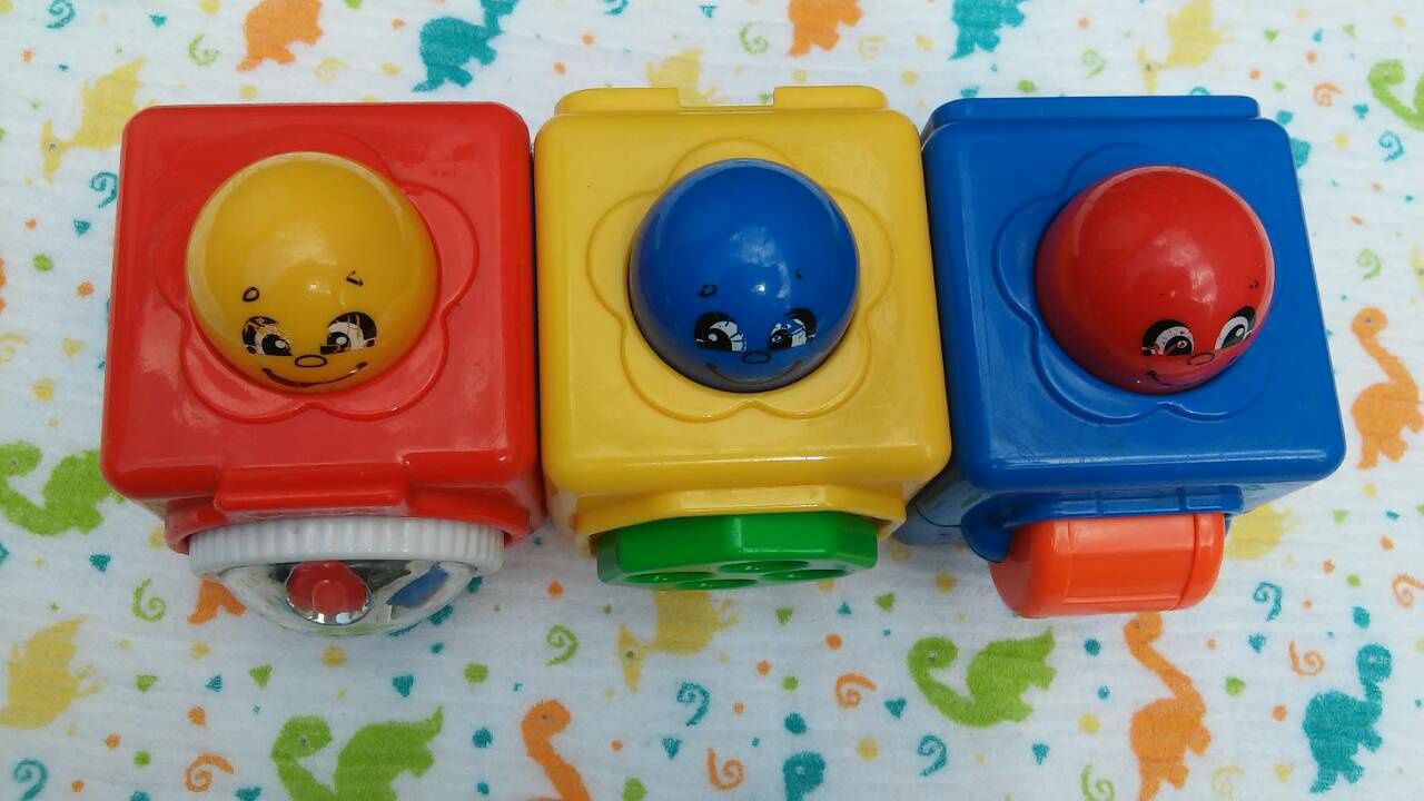 Цену снизила! Развивающие кубики Фишер прайс Fisher price