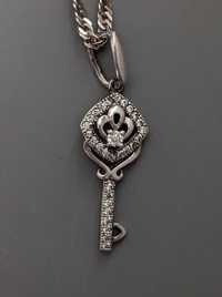 Łańcuszek srebrny z zawieszką ze srebra z cyrkoniami w kształcie klucz