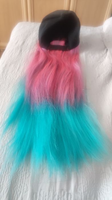 Czapka z peruką kolorowe włosy