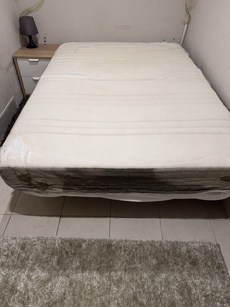 Cama de casal com colchao e com mesinha de cabeceira