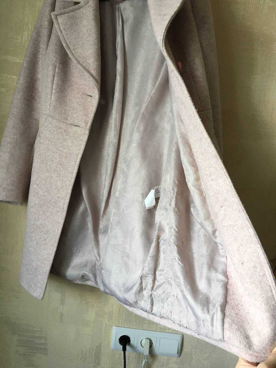 Пальто женское нежно розового цвета