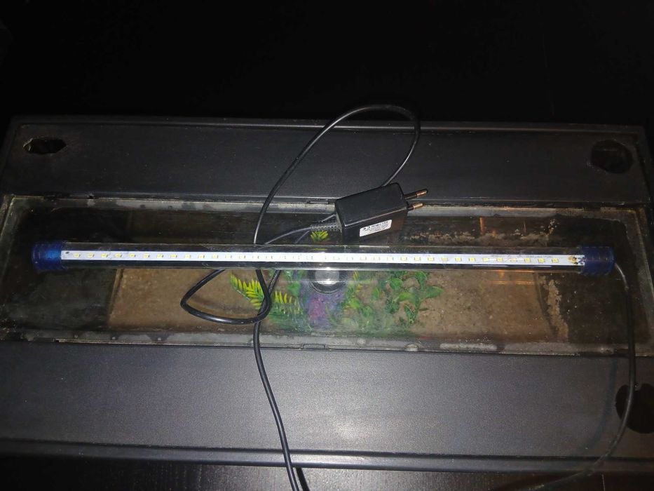 Aquário com móvel e acessórios