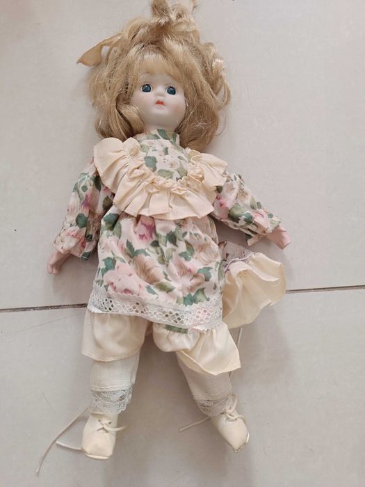 Vendo boneca de porcelana em bom estado.