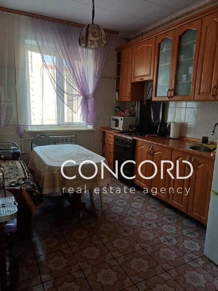 Метро "Шулявська", Ніжинська вул., 7. Соломʼянський район