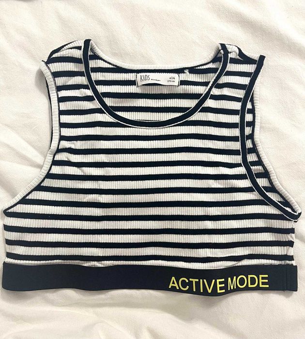 Top desportivo em malha de verão com listras preto e branco