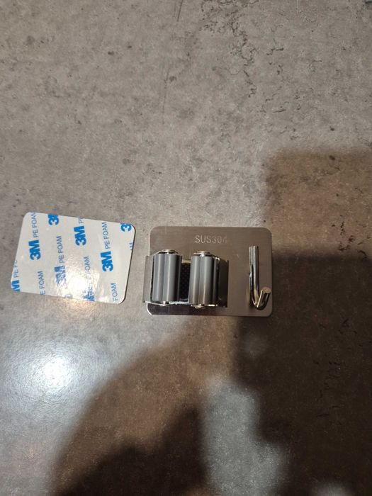 samoprzylepny uchwyt na miotłę ze stali nierdzewnej,