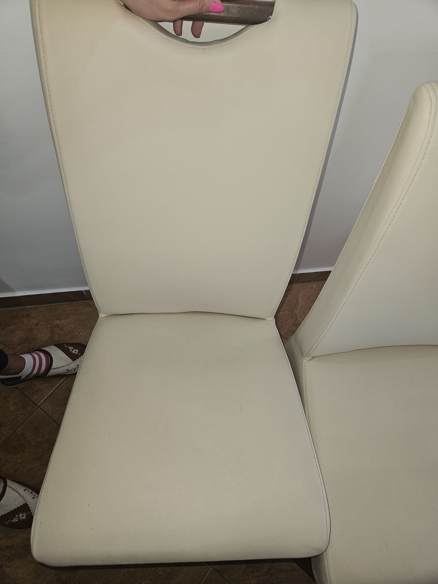 Krzesła kremowe 8 sztuk (150zł/szt.)