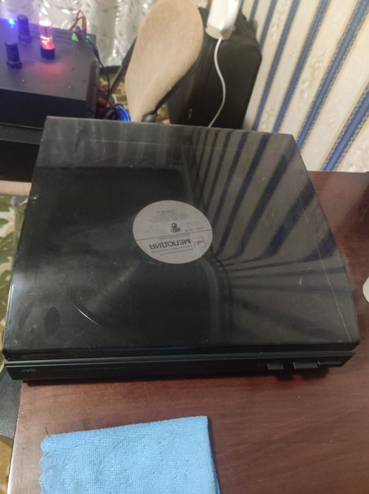 Виниловый проигрыватель JVC