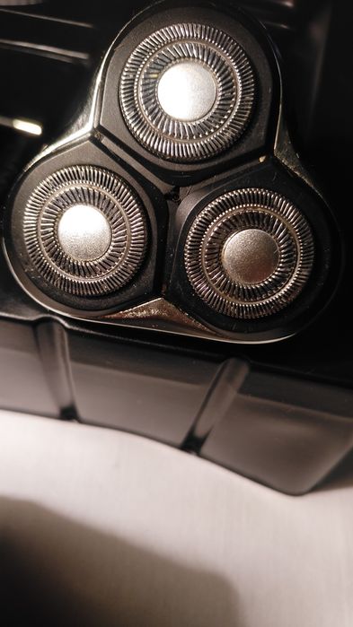 Продам триммер для лица в комплекте четыре насадки новый