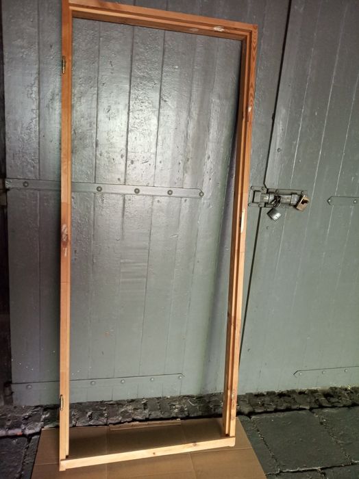 Drzwi drewniane z futryną 80.