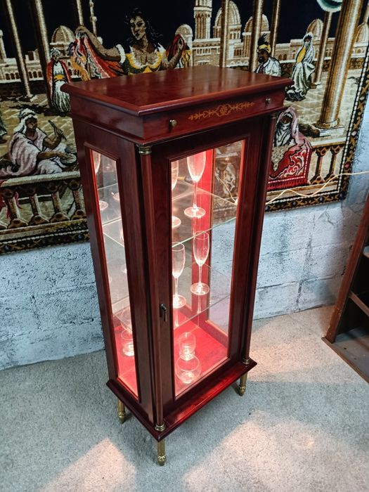 Móvel expositor espelhado/ Vitrine de época com duas prateleiras e ilu