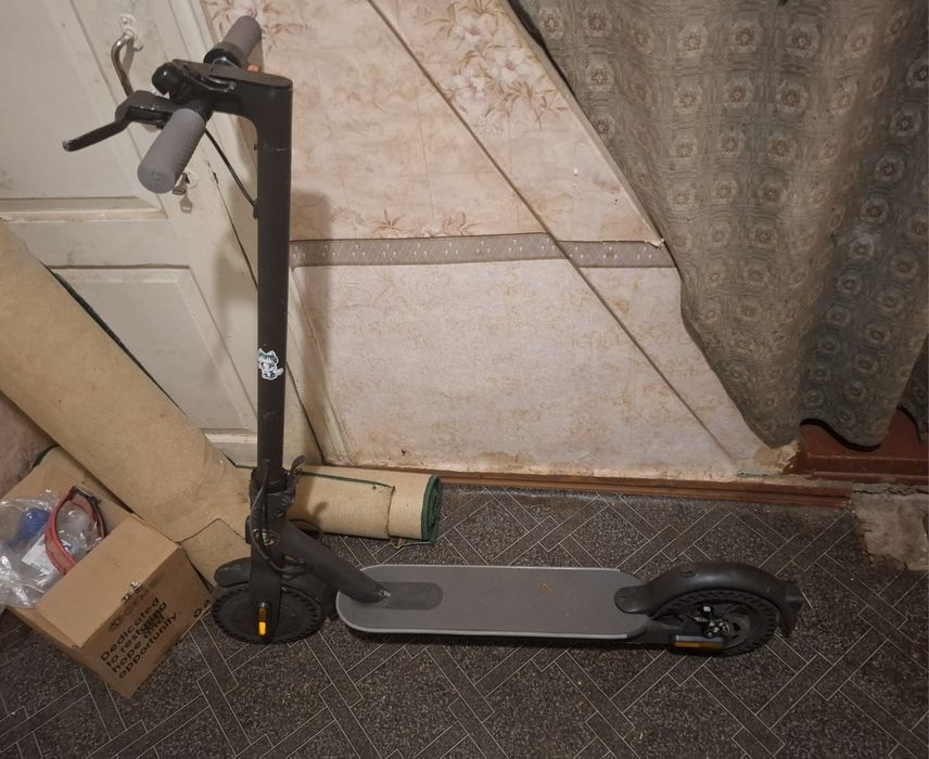 Продам електросамокат  Mi ESSENTIAL