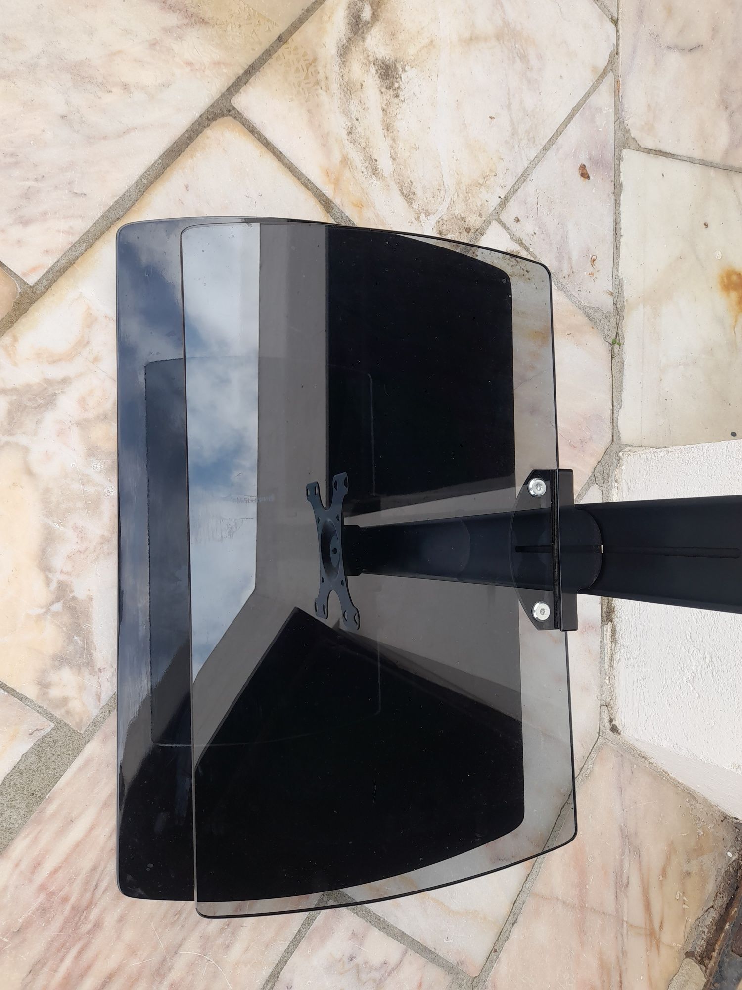Movel de TV com base em vidro e fixação na torre