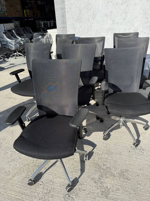 Крісла керівника в асортименті