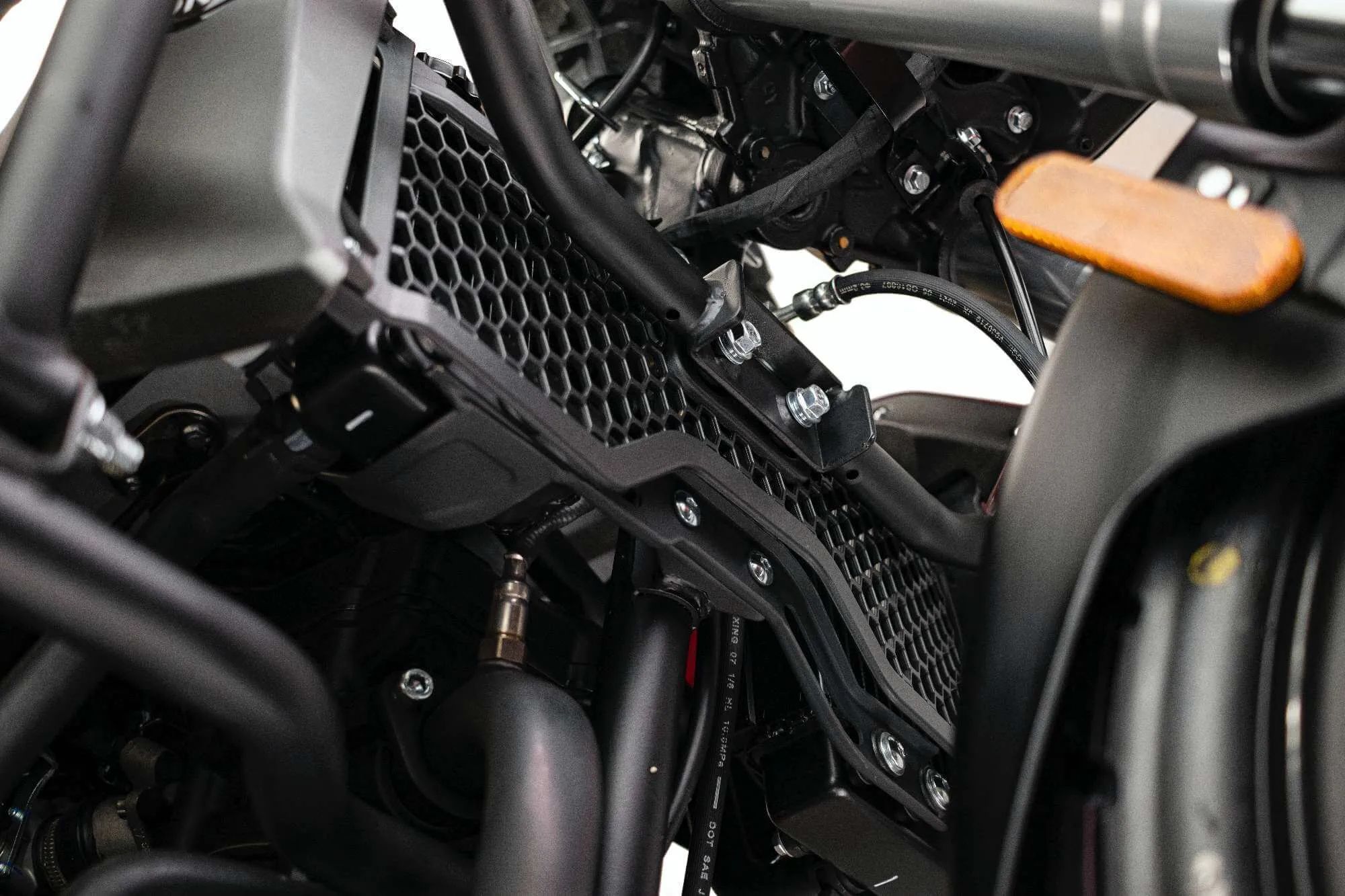 Junak RX One Turystyczny 125 z ABS, TCS, chłodzenie cieczą i duży zbiornik, kufry