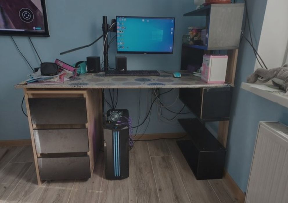 Письмовий стіл з виїзною тумбою.