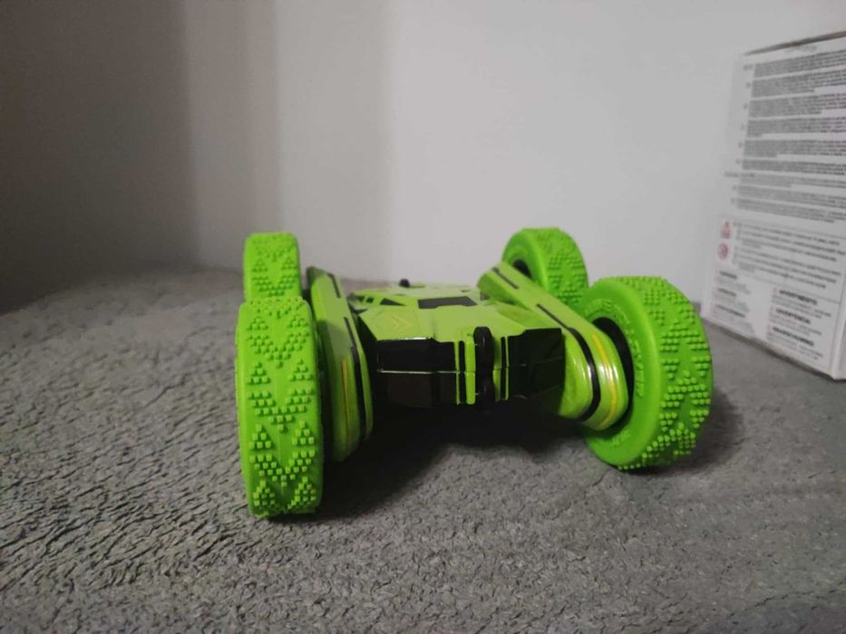 Samochodzik kaskaderski zdalnie sterowany zielony.