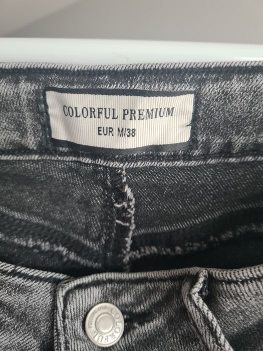 Jasnoszare jeansy marki Colorful Premium. Rozmiar M.