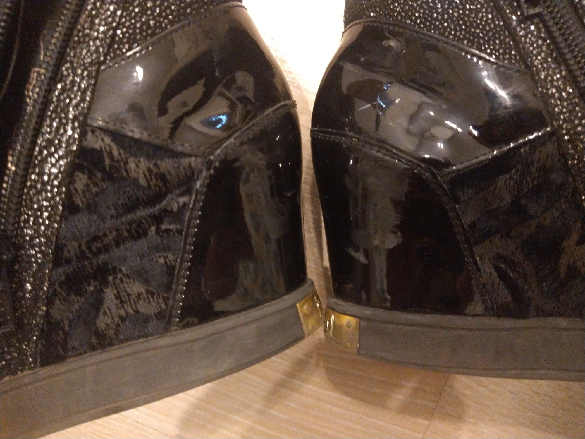 Czarne lakierowane sneakersy na koturnie Högl roz.37
Czarne buty sport