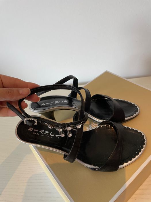 Sandálias pretas em pele genuína da Bianca - tamanho 37