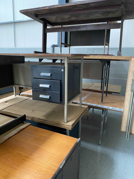 BANCOS E MESAS JARDIM/SECRETÁRIAS DIVERSAS