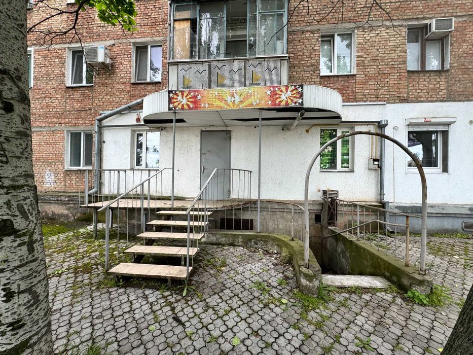 Р-н "Евіса" приміщення 45 кв.м. фасад ремонт ціна 45 тис. у.о.