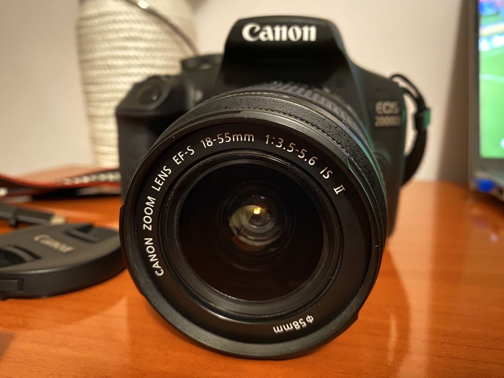 Canon EOS 2000D.