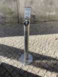 Poste com dispensador de álcool-gel manual de pedal