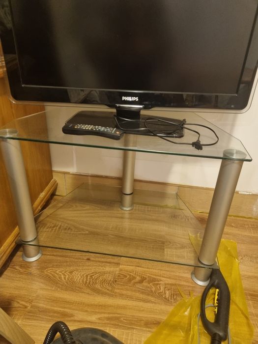 Stolik szklany pod telewizor.