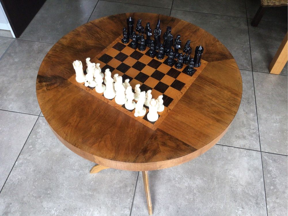 Piękne szachy ze stolikiem