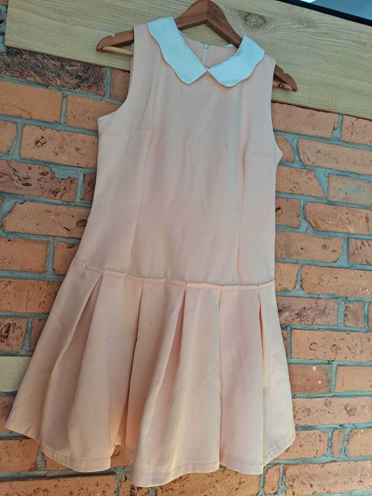 Sukienka beżowa z białym kołnierzykiem