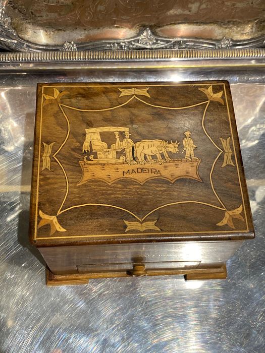Caixa de Música Cigarreira Antiga Madeiras Nobres embutidos 14 cm