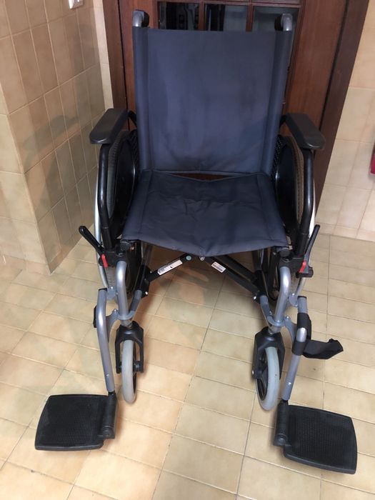 Cadeira de rodas nova