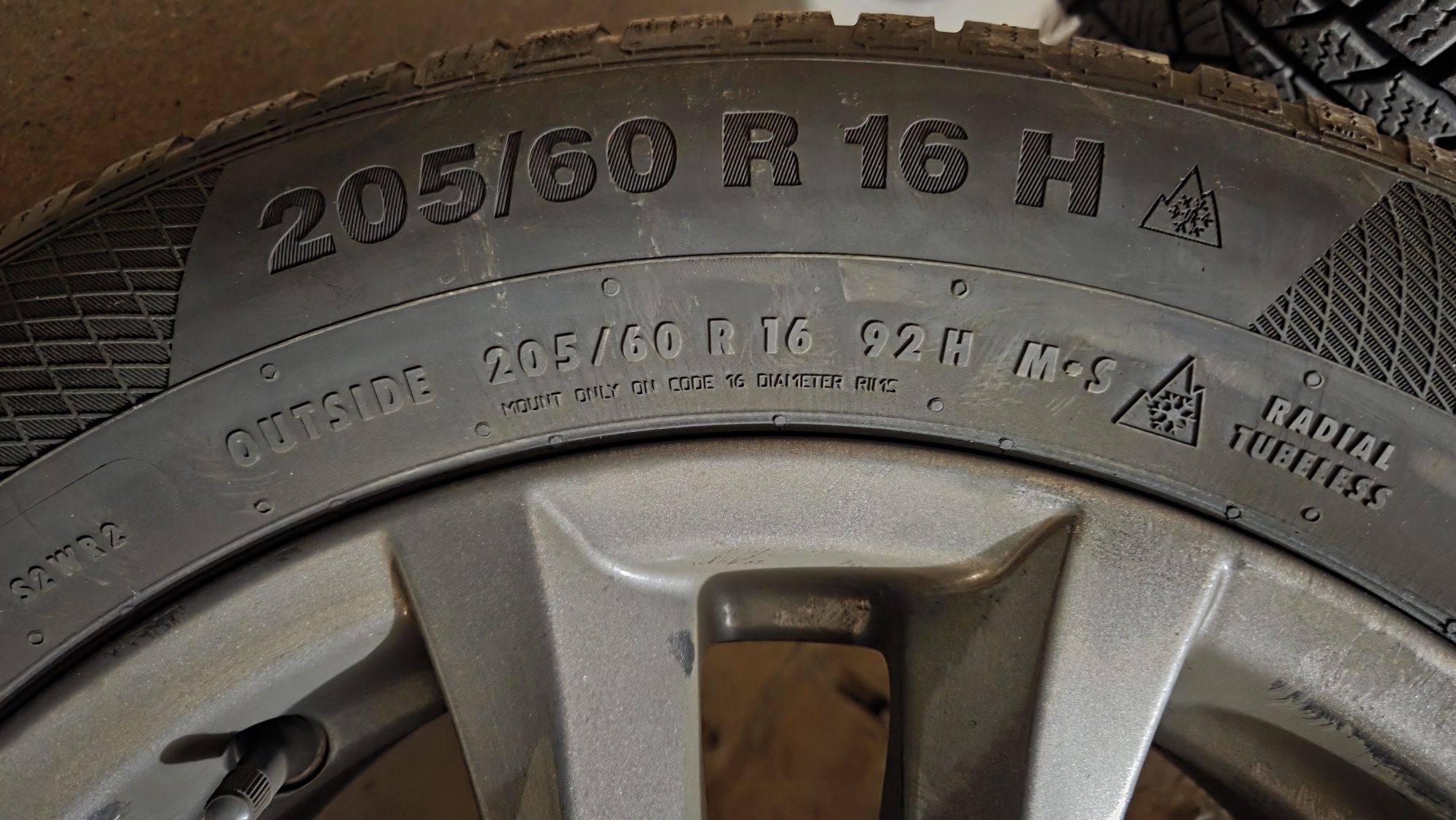 Opony zimowe Continental 205/60 R16 H - bez felg