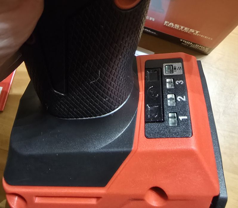 Milwaukee m18 2967-20 квадрат 1/2 крутний момент 2200нм .